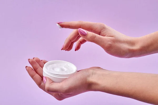 Közelkép női kéz alkalmazása bőrkrém. — Stock Fotó