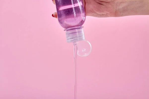 Folyékony szappant öntő nők az üvegből. — Stock Fotó