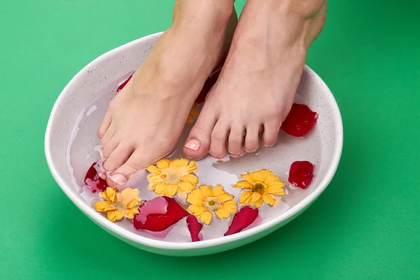 Женщины принимают ванну для ног с ароматом. — стоковое фото