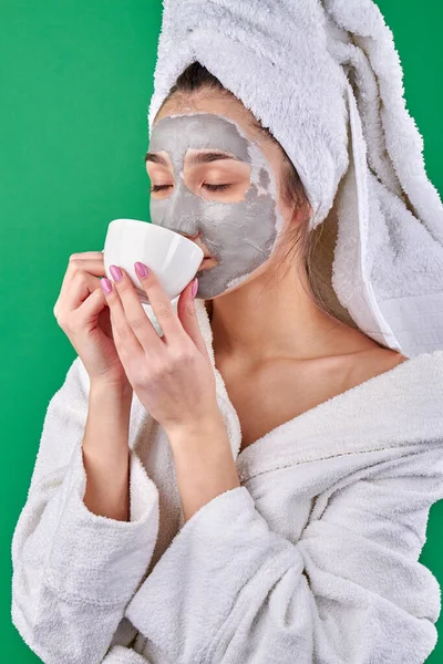 Meisjes genieten van aromatische spa thee. — Stockfoto