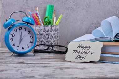 Mutlu öğretmenler günü için okul eşyalarının kompozisyonu.