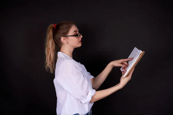 Hermosa chica estudiante americana está leyendo. — Foto de Stock