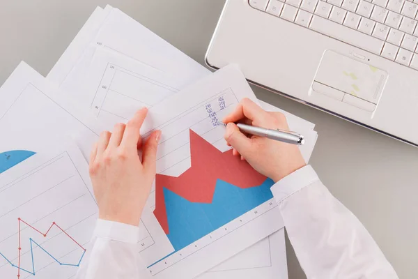 Vrouwelijk handschrift op zakelijke documenten. — Stockfoto