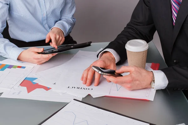 Dos empresarios analizan gráficos de ingresos en la oficina. —  Fotos de Stock