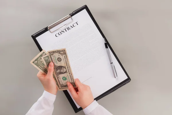 Contrato comercial e caneta na área de transferência. — Fotografia de Stock