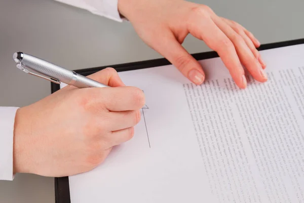 Τα χέρια της γυναίκας των επιχειρήσεων υπογράφουν το έγγραφο της σύμβασης. — Φωτογραφία Αρχείου