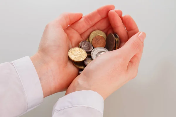 Heap av olika mynt i kvinnliga händer. — Stockfoto