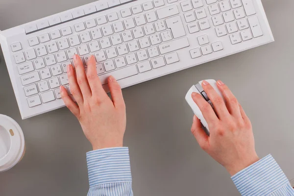 Tutup manajer kantor perempuan yang bekerja pada keyboard. — Stok Foto