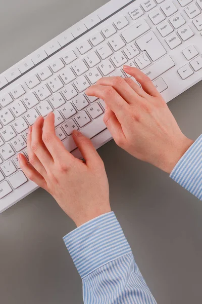 Office woman pisze na klawiaturze komputera zbliżenie. — Zdjęcie stockowe