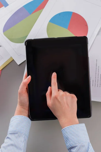 Zakelijke vrouw met digitale tablet op het bureau. — Stockfoto