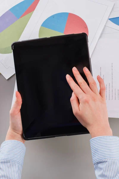 Handen van de zakenvrouw houden pc tablet met leeg scherm. — Stockfoto