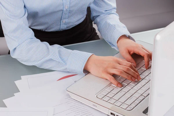 Primer plano manos femeninas escribiendo en el teclado portátil. —  Fotos de Stock