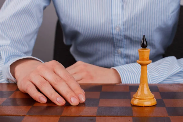 Figura femenina de mano y ajedrez en tablero de ajedrez. — Foto de Stock