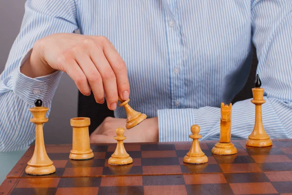 Mujer de negocios en camisa formal jugando ajedrez. — Foto de Stock