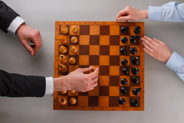 Top view férfi és női kéz játszik sakk játék. — Stock Fotó
