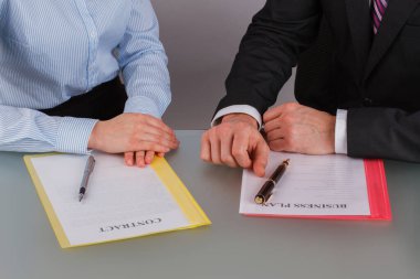 Ofiste birlikte çalışan başarılı iş adamları..