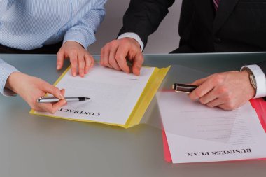 İş adamları sözleşme pazarlığı yapıyor..