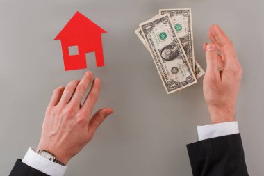 İş adamlarının, model evlerin ve para birimlerinin en üst görüntüsü.