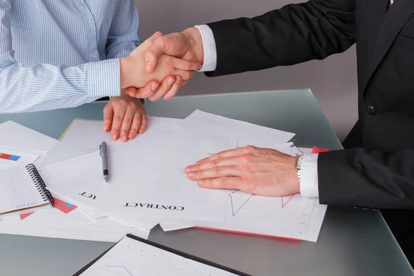 Empresário cumprimentando parceiro mão após negociações bem sucedidas. — Fotografia de Stock