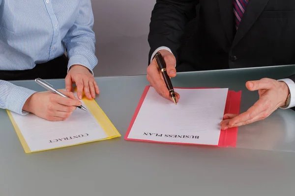 Deux hommes d'affaires discutant de documents contractuels au bureau. — Photo