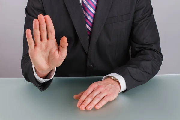 Primer hombre de negocios mostrando gesto de stop con la mano. —  Fotos de Stock