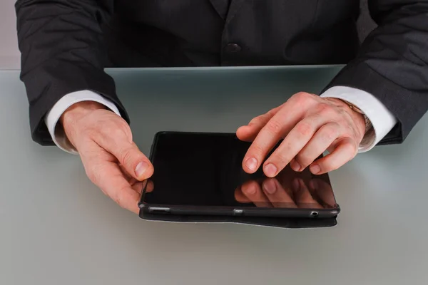 Geschäftsmann arbeitet an Tablet-PC. — Stockfoto