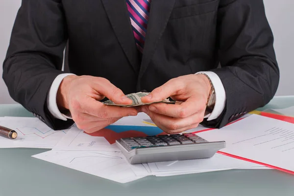 Contador masculino contando dinero en la mesa en la oficina. — Foto de Stock