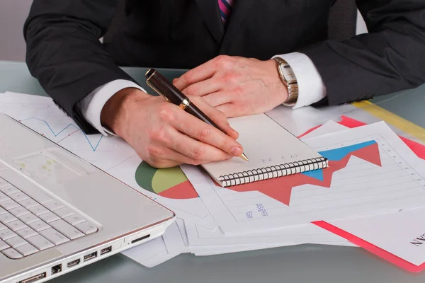 Man handen schrijven in notebook aan tafel in het kantoor. — Stockfoto