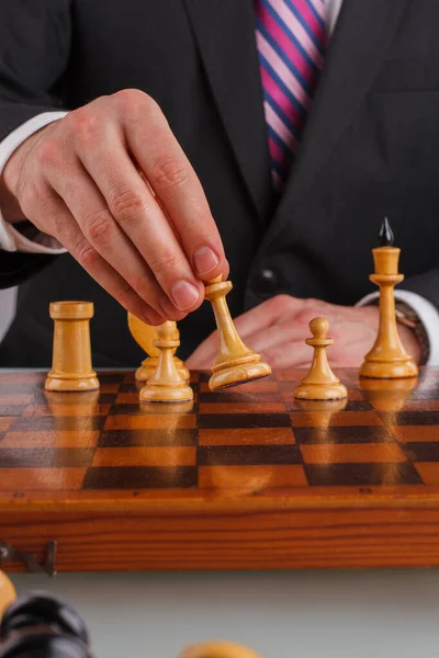 Biznesmen gra w szachy z bliska. — Zdjęcie stockowe