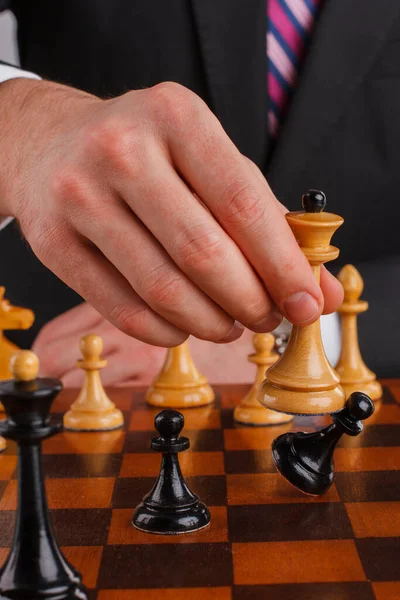 Ręka szachisty przesuwa figurę szachową. — Zdjęcie stockowe