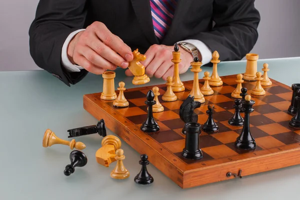 Hombre de negocios sosteniendo figura de ajedrez rey. — Foto de Stock