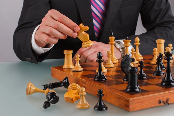 Primer plano de la mano del hombre de negocios sosteniendo figura de ajedrez rey. — Foto de Stock