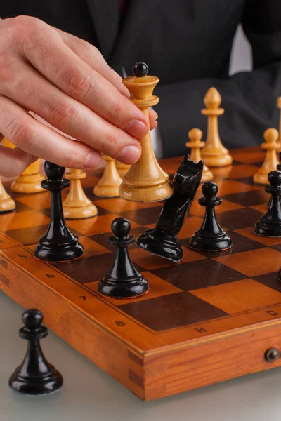 Manos masculinas jugando ajedrez de cerca. — Foto de Stock