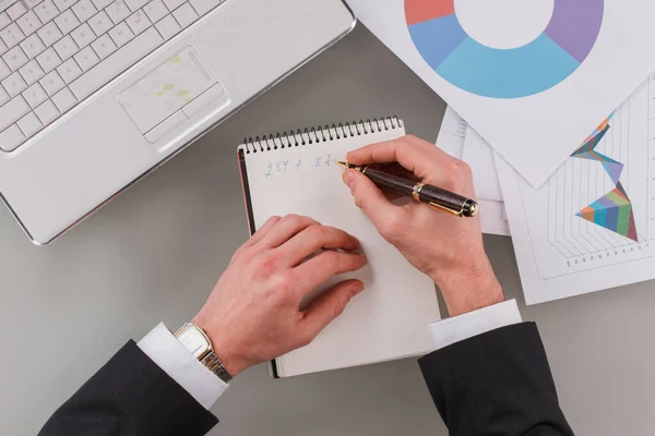 Empresario trabajando en un nuevo proyecto de startup. — Foto de Stock