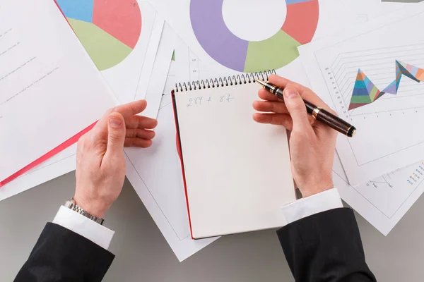 Empresario o contable haciendo una nota en bloc de notas. — Foto de Stock