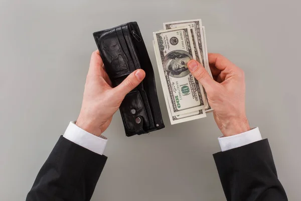 Închide un bărbat care scoate bani din portofel . — Fotografie, imagine de stoc