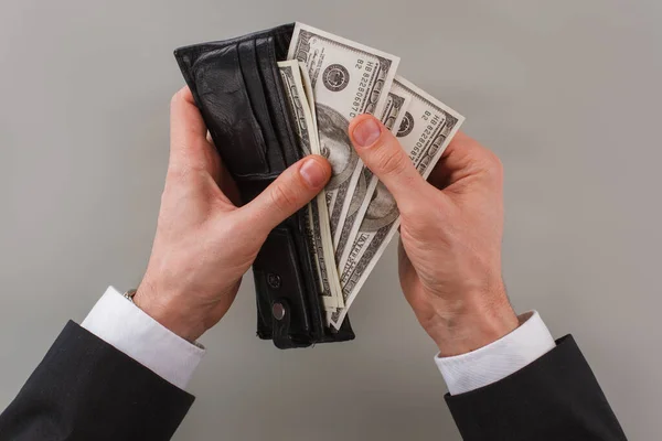 Podnikatelé ruce drží otevřenou peněženku s penězi. — Stock fotografie