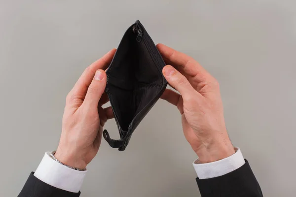Affärsman händer håller tom plånbok. — Stockfoto