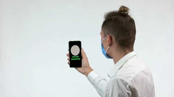 Kontrola obličejové masky aplikace smartphone. — Stock fotografie