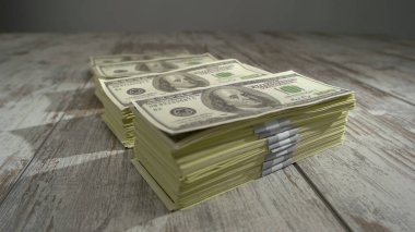 Ahşap masada bir sürü yüz dolar..