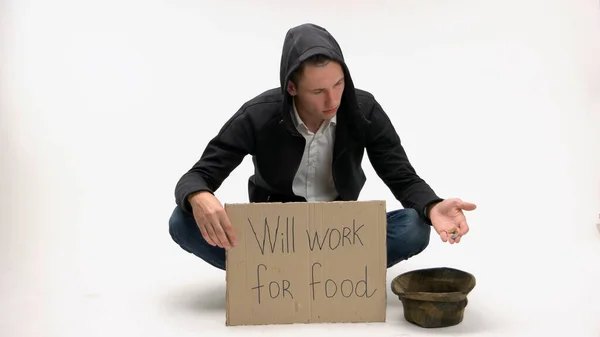 Mann mit Pappschild arbeitet für Lebensmitteltext. — Stockfoto