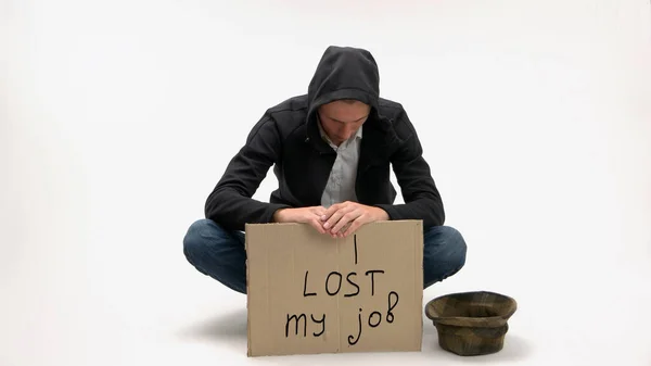 Trauriger junger Mann verlor seinen Job und bettelte. — Stockfoto