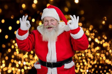 Noel Baba iki eliyle de tamam işareti yapıyor..