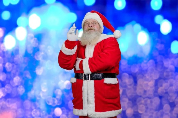 Santa Claus na niebieskim błyszczącym tle. — Zdjęcie stockowe