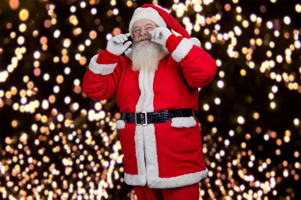 Papai Noel tocando seu bigode. — Fotografia de Stock