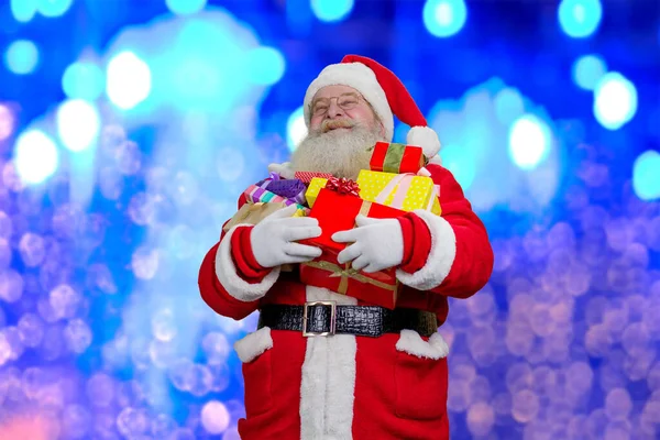 Glad jultomte med presenter. — Stockfoto