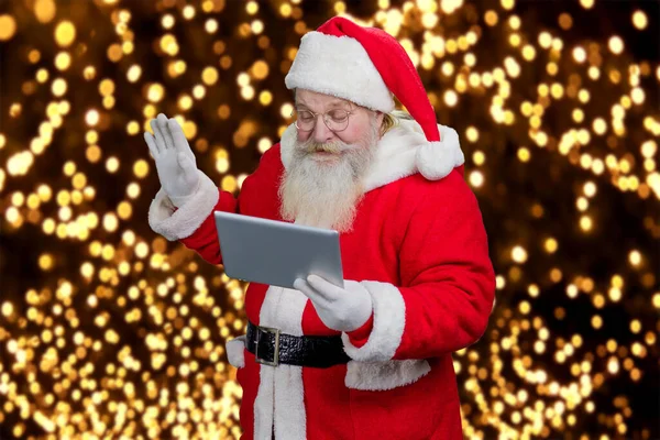 Papai Noel lendo uma carta. — Fotografia de Stock