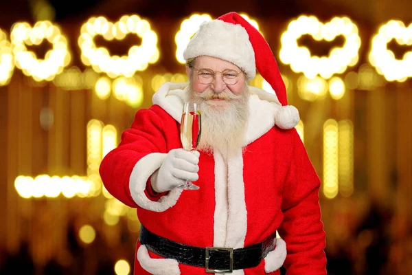 Der Weihnachtsmann mit einem Glas Champagner. — Stockfoto