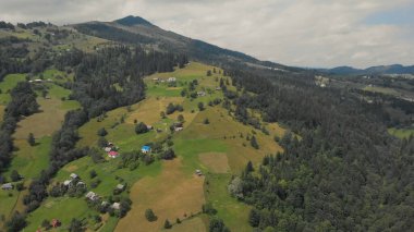 Dağ köyünün hava manzarası.