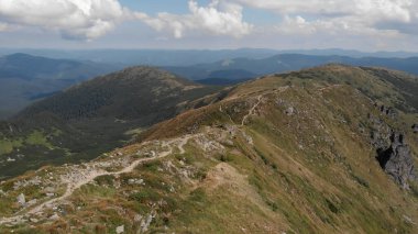Dağların panoramik görünümü.